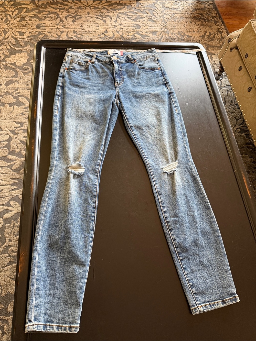 Cabi Women’s Light Blue Distressed Skinny Jeans